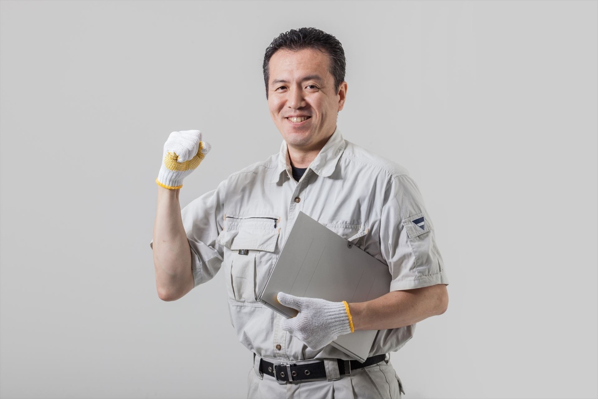 ポーズを決める作業服の男性_R (1)